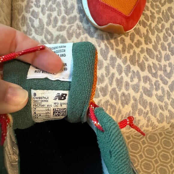 Fun colored New Balance running shoe - Picture 4 of 4